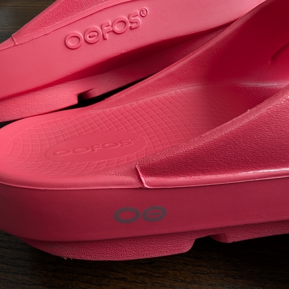 OOFOS Women's Vibrant Pink Sandals - Picture 1 of 11